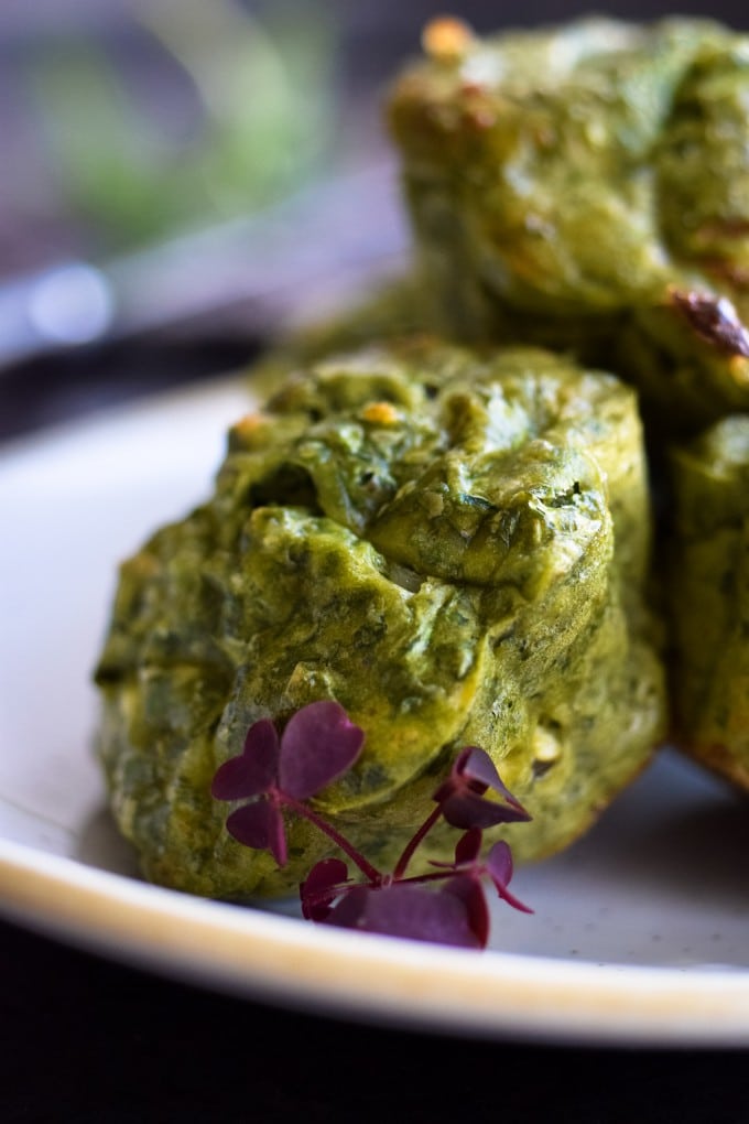 De skal bages i ca. 25 minutter ved 200 gr. Imens laves pestoflødeosten og det er jo ret nemt for man skal blot blande en god basilikumpesto med flødeost og så har man en dejlig cremet sag, der passer perfekt til de her spinatmuffins.