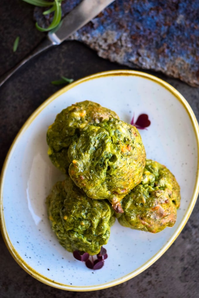 De skal bages i ca. 25 minutter ved 200 gr. Imens laves pestoflødeosten og det er jo ret nemt for man skal blot blande en god basilikumpesto med flødeost og så har man en dejlig cremet sag, der passer perfekt til de her spinatmuffins.