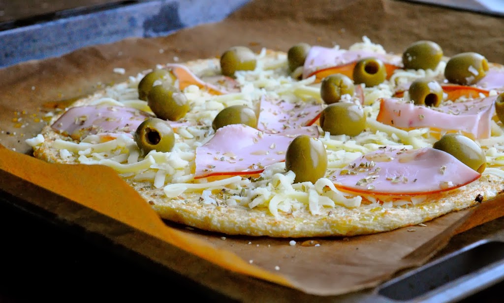 blomkålspizza med oliven