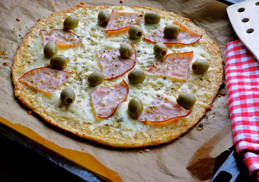 blomkålspizza med skinke og oliven