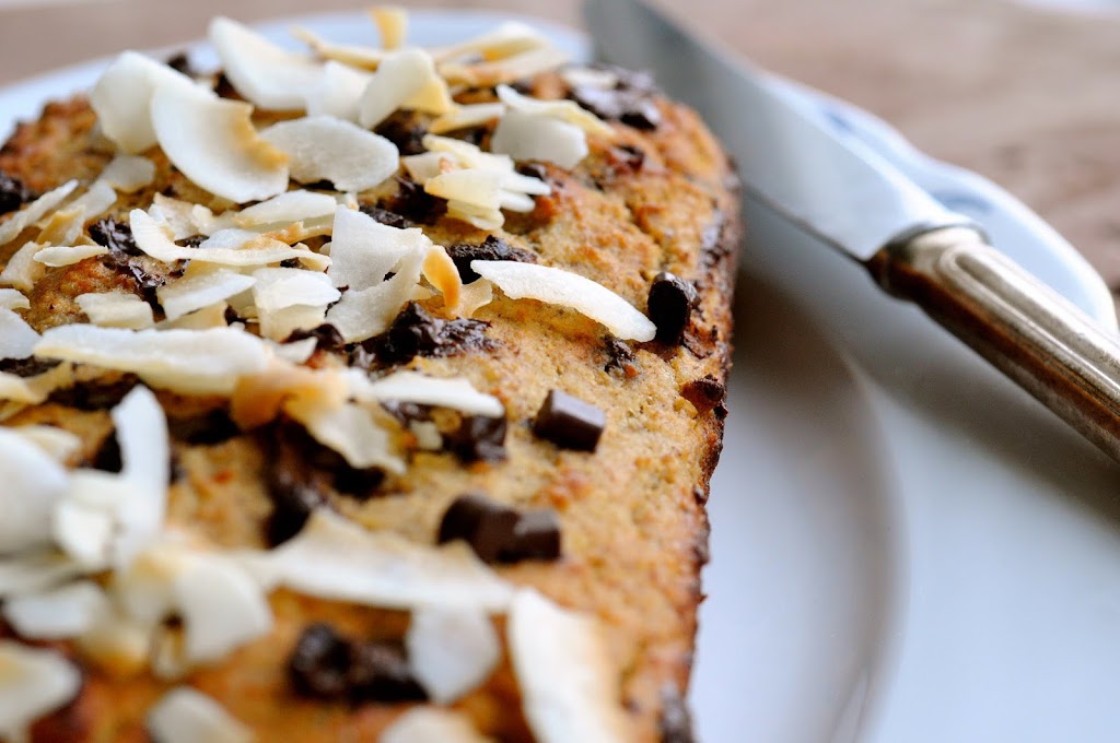 chokoladekage med pynt af kokusflager