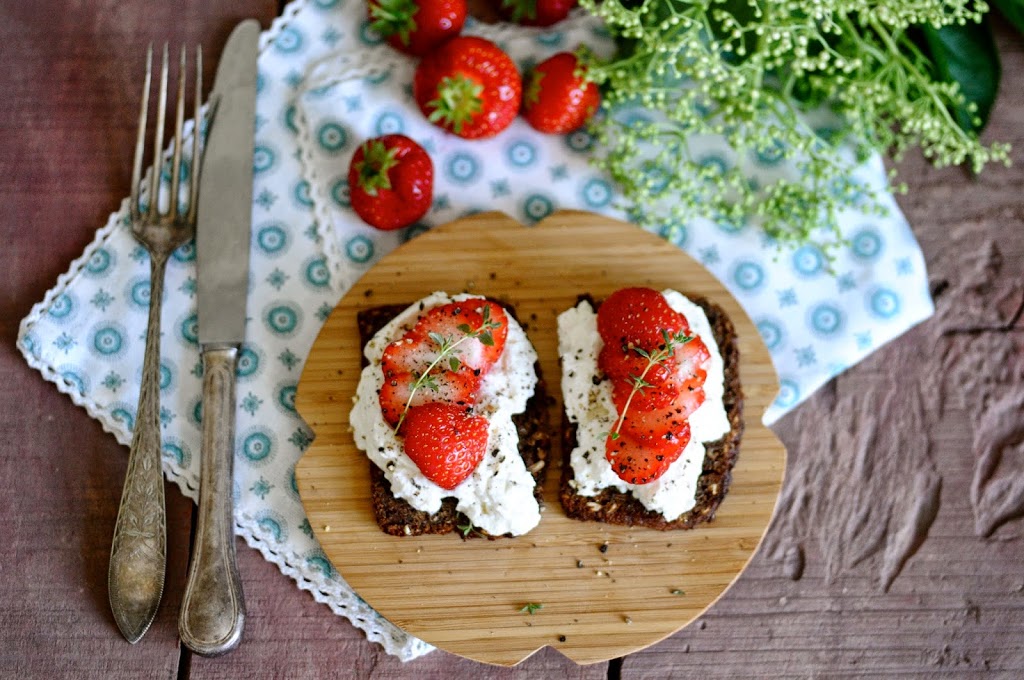 rugbrød med ricotta og jordbær