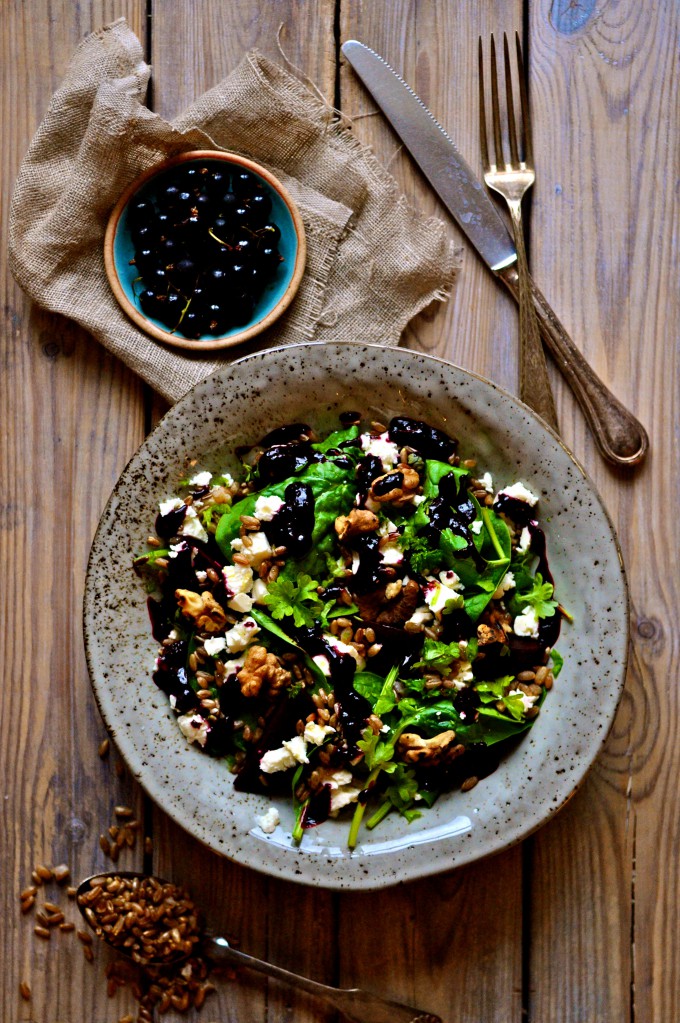 Lækker salat med spinat og solbærdressing| www.juliekarla.dk
