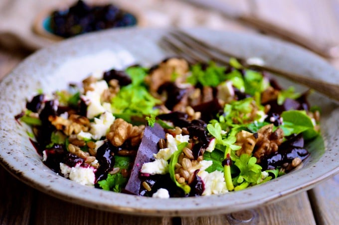 Lækker salat med solbærdressing | www.juliekarla.dk