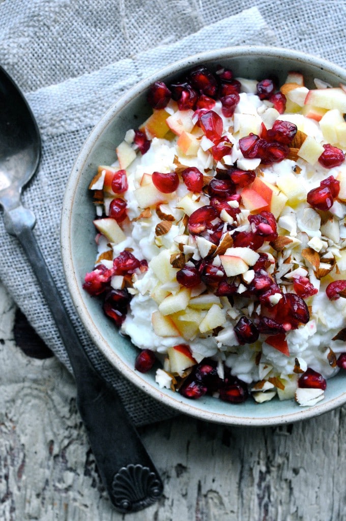 Hytteost snack med æble, granatæble og mandler | www.juliekarla.dk