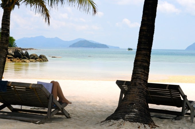 Læser kogebog på stranden , Koh Cham
