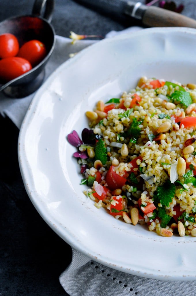 Lækker Bulgursalat opskrift med tomat, citron og mynte