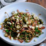 Hurtig pastaret med bacon og kapers | www.juliekarla.dk