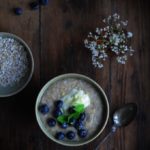 Lækker havregrød med ricotta og blåbær