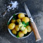 Nye kartofler med løvstikkesmør
