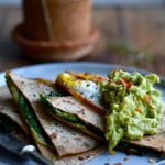 Quesadillas med ost, pesto og spinat