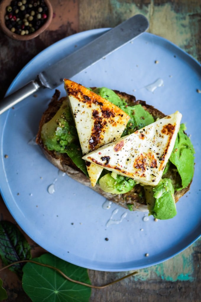 Avocado toast med halloumi ost og honning