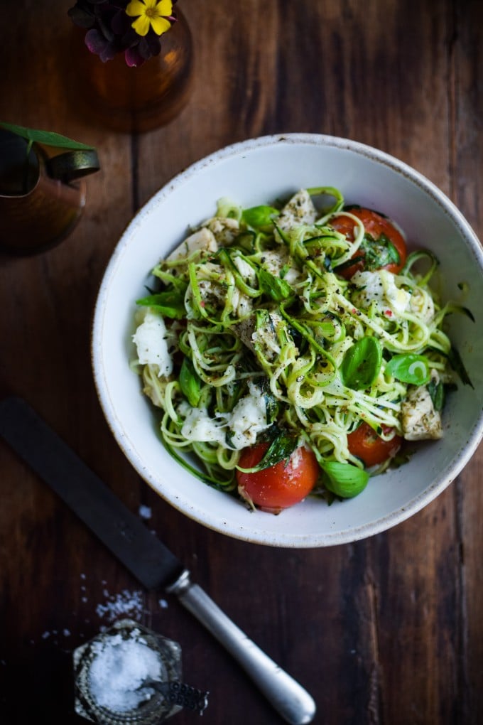 Caprese salat med kylling og squashspaghetti