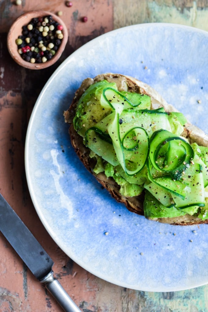 mad med avocado, tahin og agurk 
