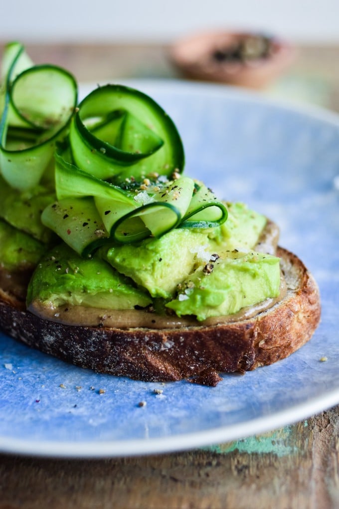 mad med avocado, tahin og agurk 