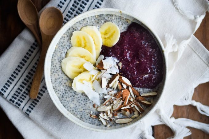 Chiagrød med peanutbutter og sund marmelade
