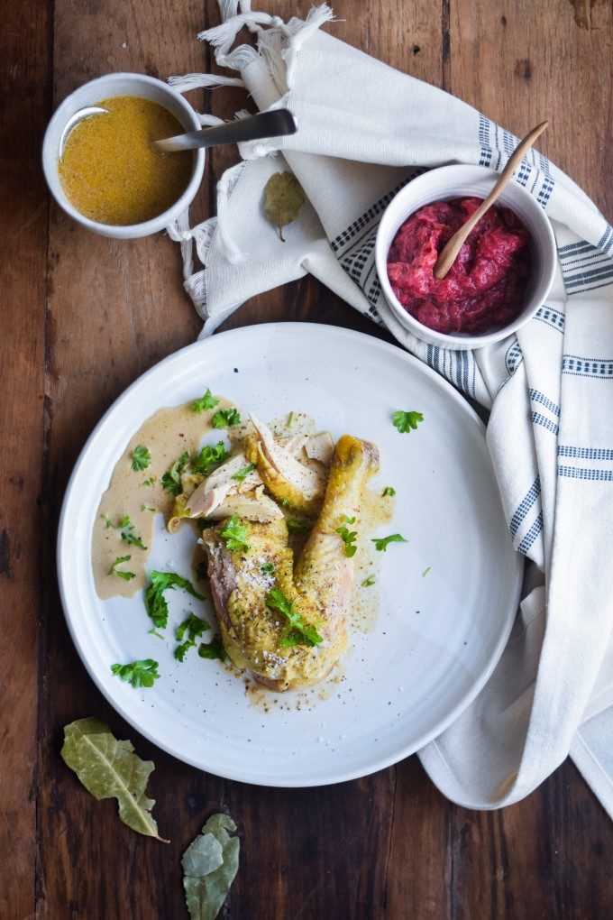 Gammeldags kylling med rabarberkompot og skilt sauce