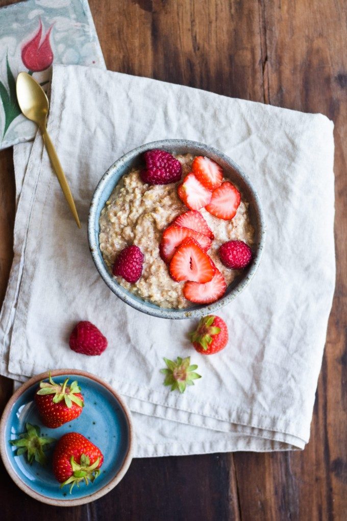 Overnight oats med mandelsmør og sommerbær