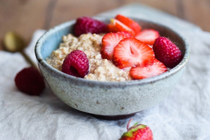 Overnight oats med jordbær og hindbær