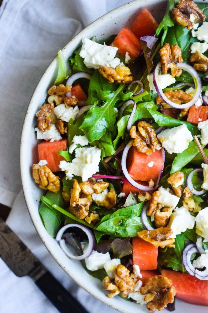 Vandmelonsalat med feta og honningristede valnødder