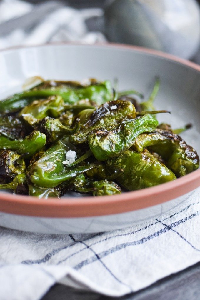 Padron pebre med olivenolie og flagesalt