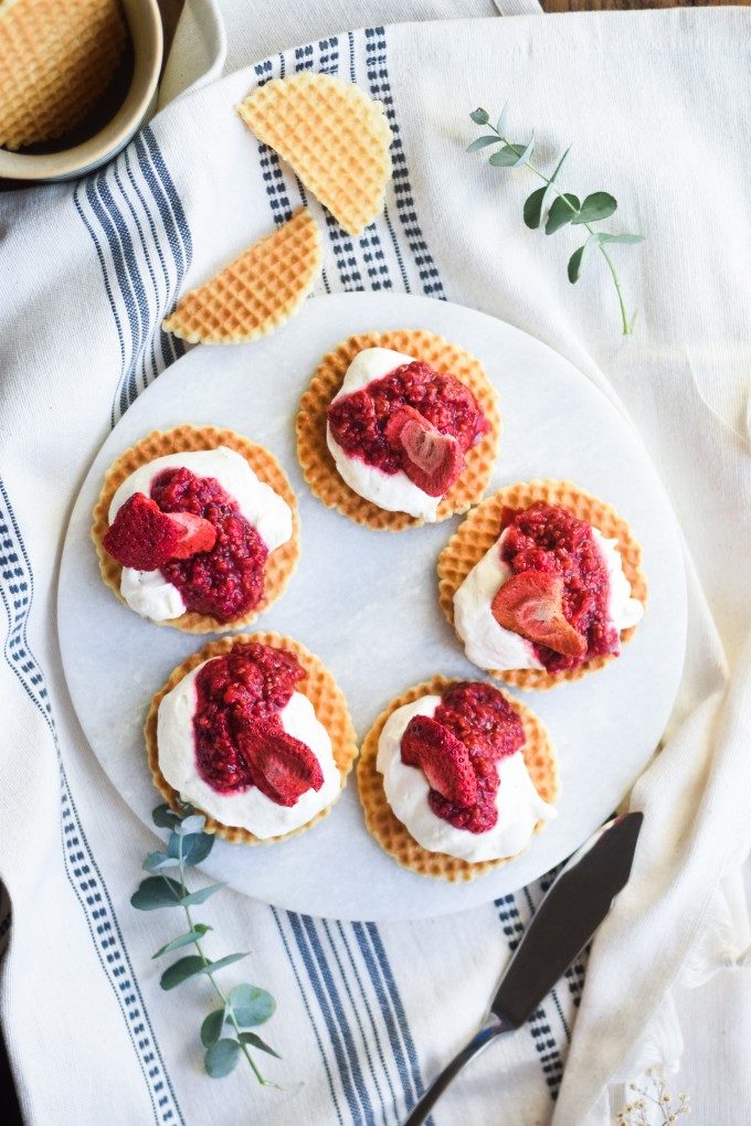 Hurtig dessert med sprøde vafler, flødeskum og hindbærkompot