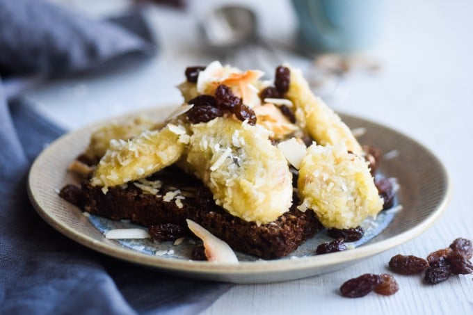 stegte bananer stegt i smør med kokos og rosiner