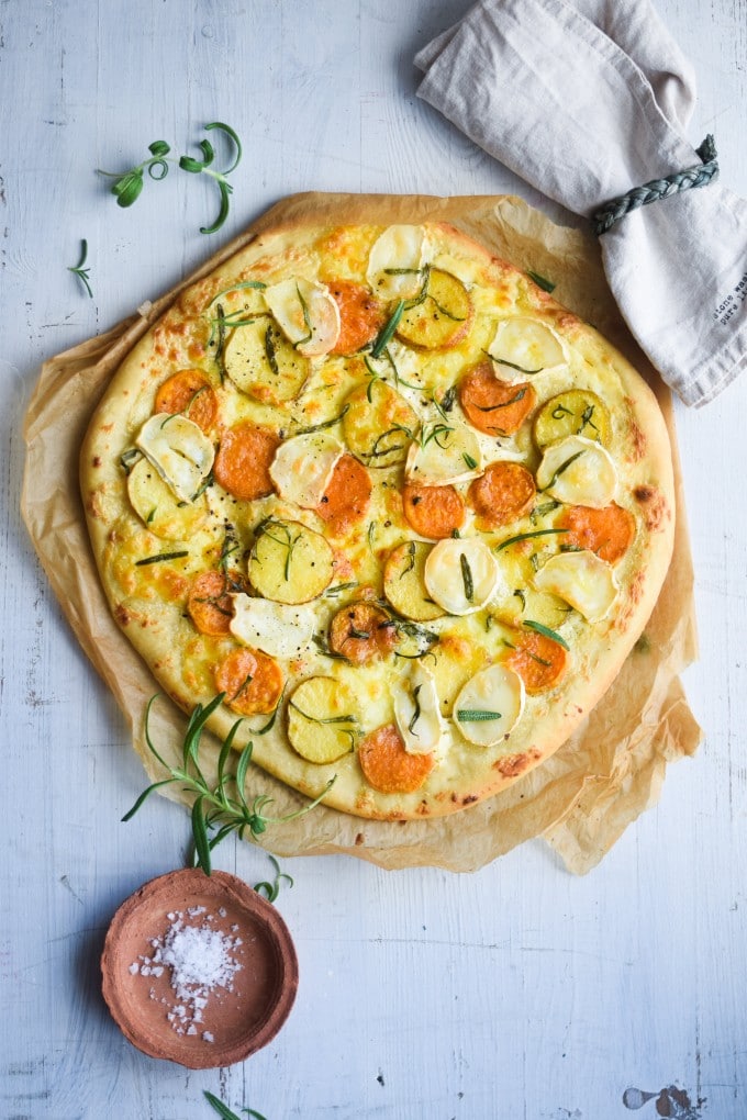 pizza med kartoffel og rosmarin