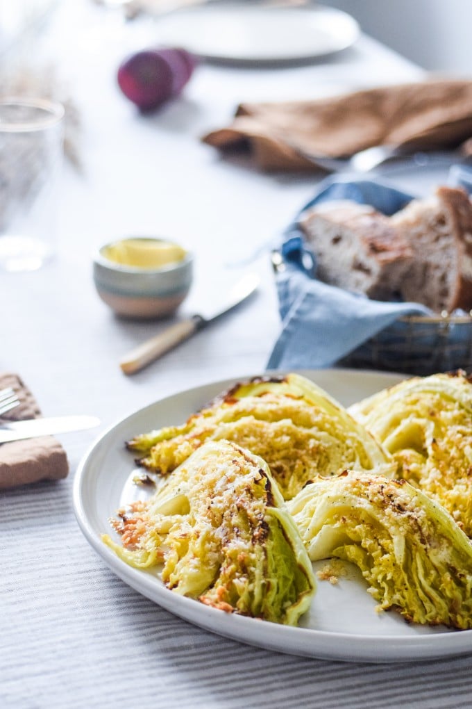 Bagt savoykål med parmesan, panko rasp, citron og hvidløg