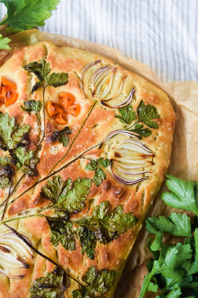 blomstermotiv på foccacia