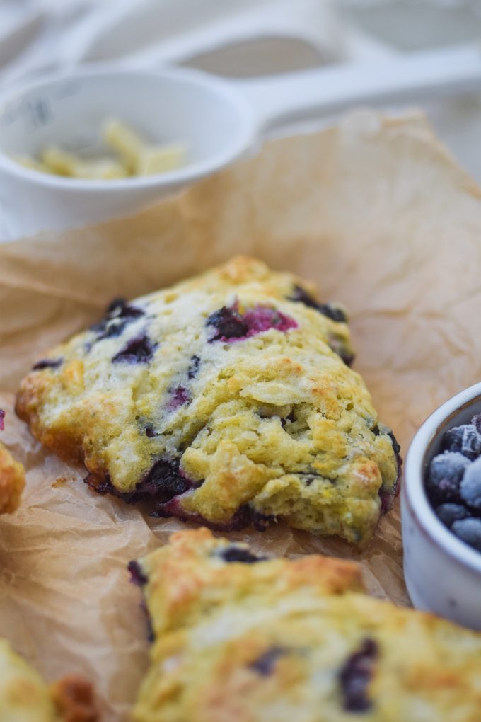 scones med hvid chokolade i trekanter