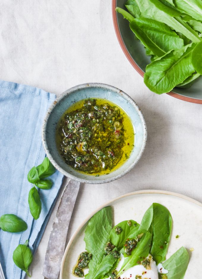 skål med chimichurri sauce