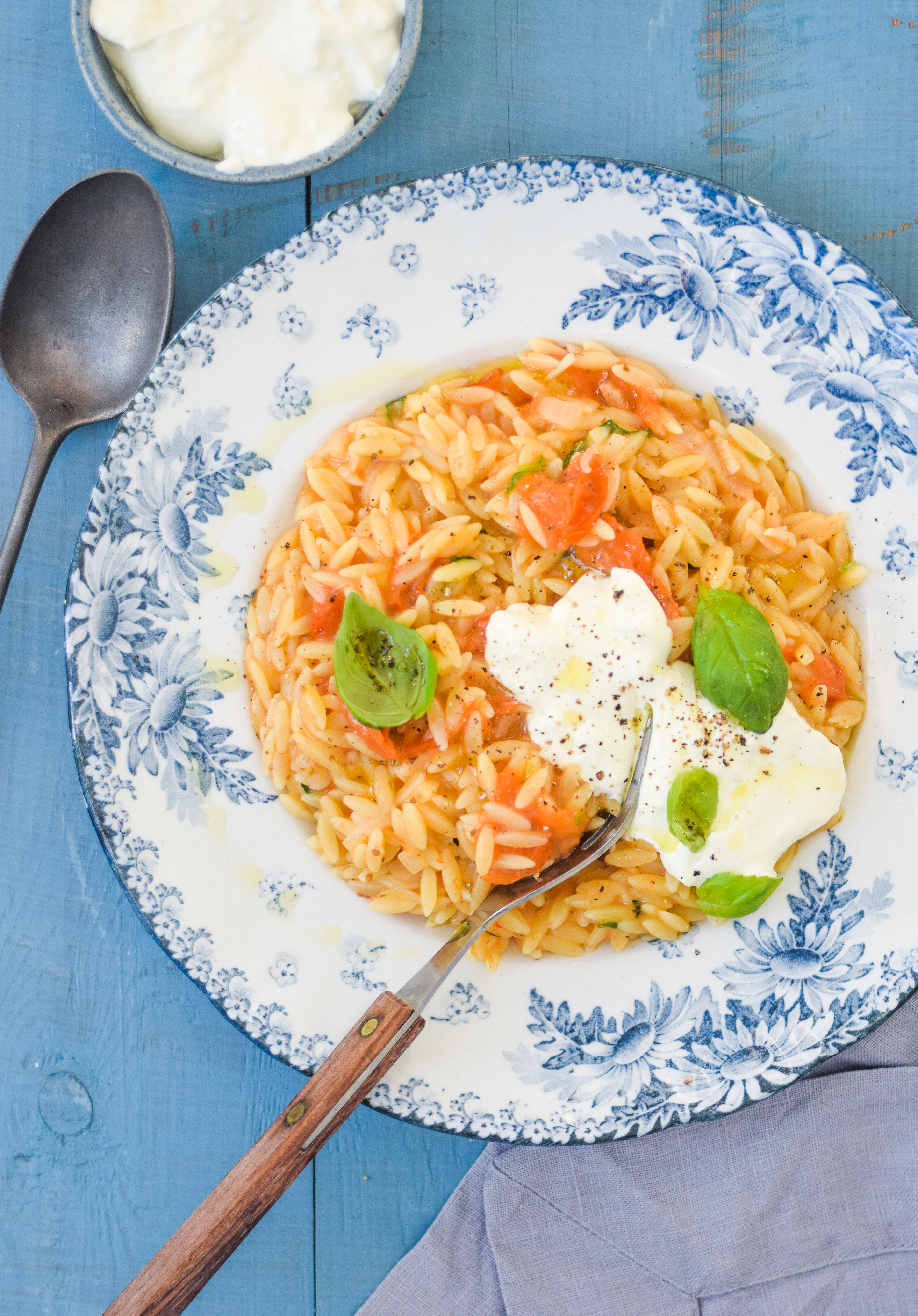 Orzo pasta opskrift med tomat og fetacreme