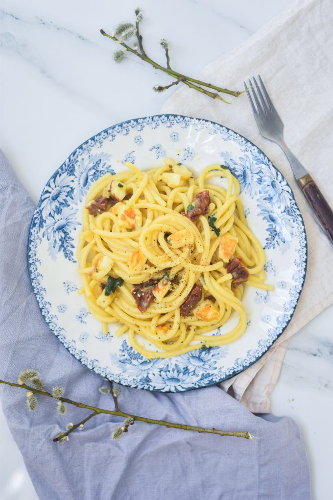 Vegetarisk carbonara med æg