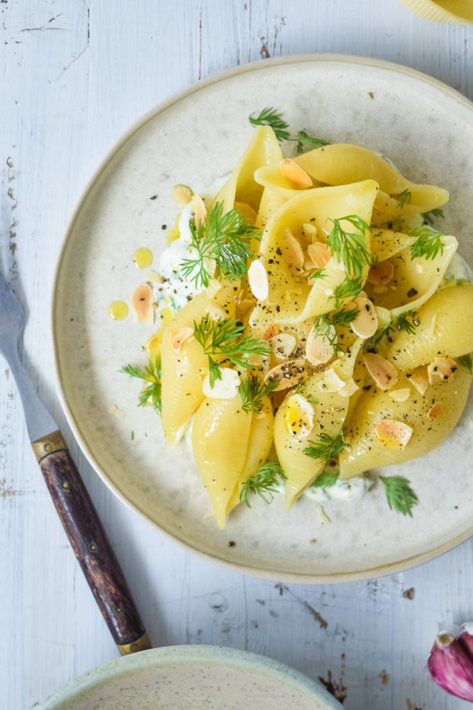 Cremet pastasalat med muslinge pasta