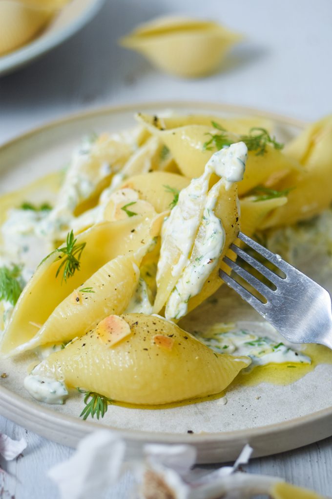 Cremet pastasalat med græsk yoghurt