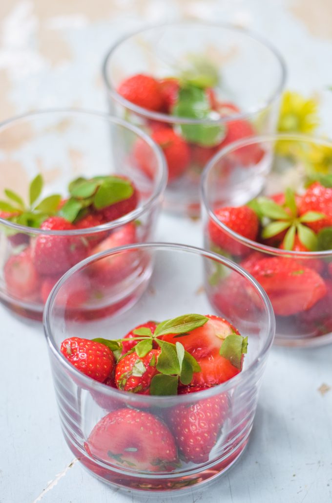 dessert med jordbær og skovmærke