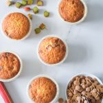 Rabarbermuffins med rabarber fra haven