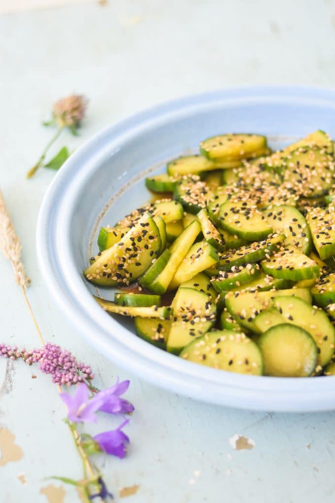 Asiatisk agurkesalat med sesamfrø
