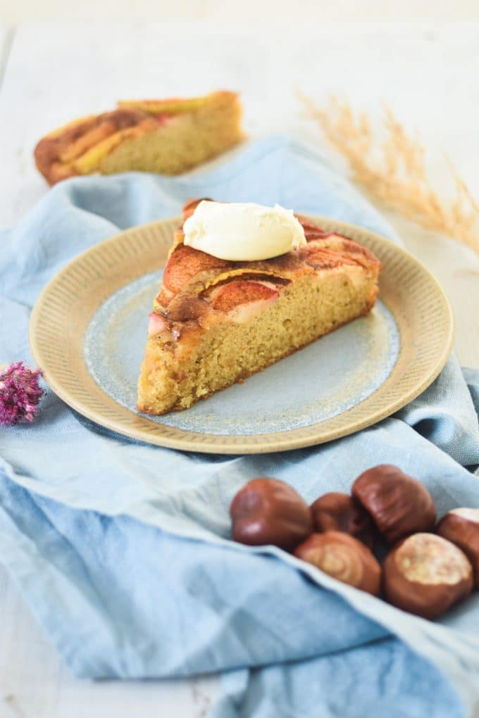 Æblekage med marcipan bagt