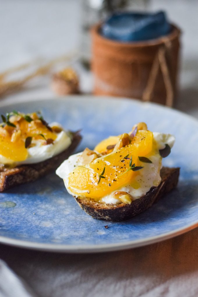 Bruschetta med burrata og krydderurter
