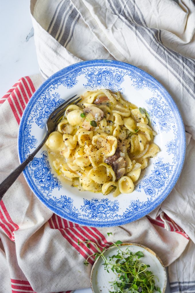 Fransk løgsuppe pasta i gryde