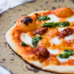 hjemmelavet pizza med salsiccia