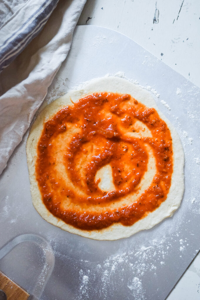 pizza med salsiccia og hjemmelavet tomatsauce